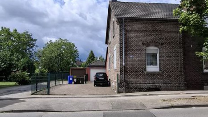 Charmantes Zechenhaus als Reihen-Eckhaus mit großem Garten und Garage